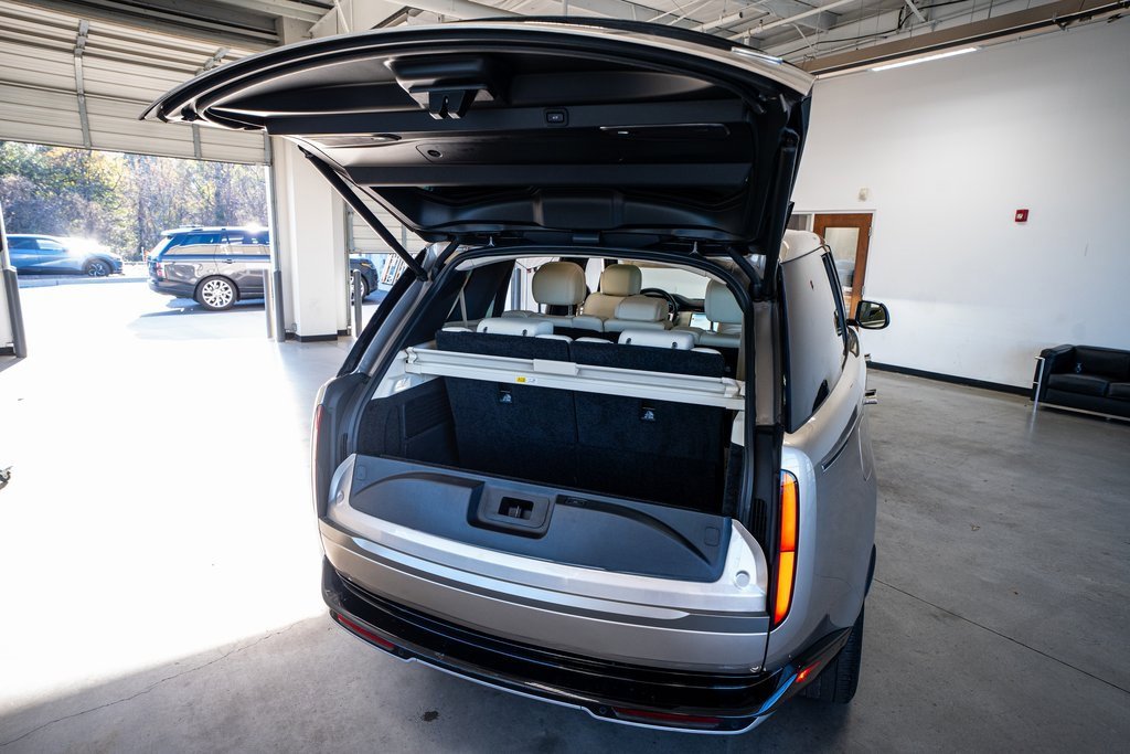 Used 2023 Land Rover Range Rover Long Wheelbase SE image 61