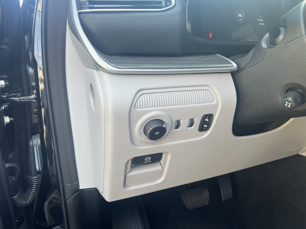 New 2024 Jeep Wagoneer L Series II w/ HD Trailer Tow Package image 15