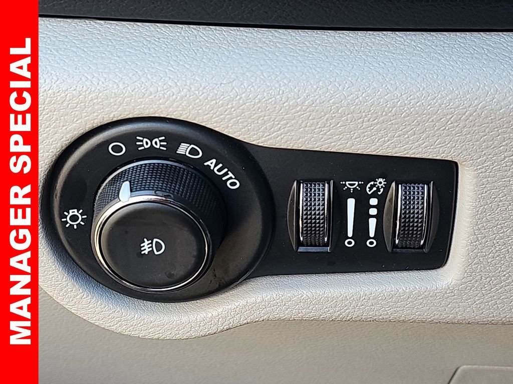 Used 2024 Chrysler Pacifica Touring-L image 27