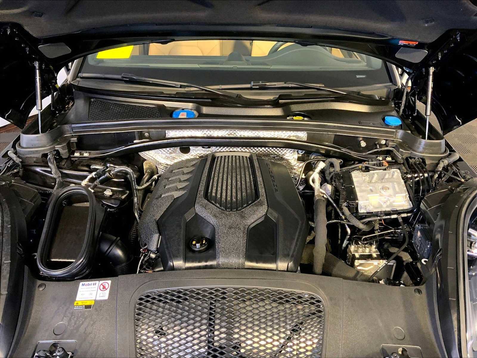 Certified 2023 Porsche Macan AWD/4WD image 32