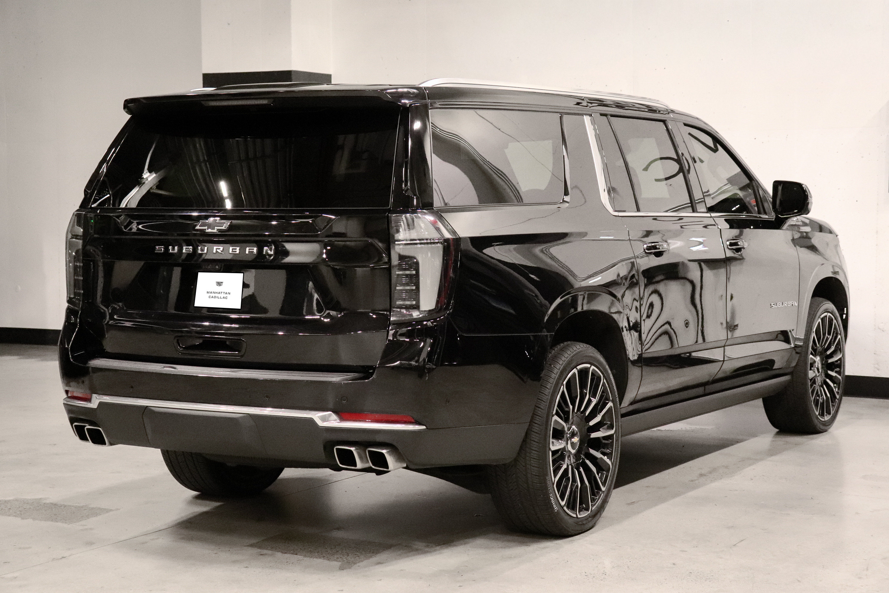 Used 2025 Chevrolet Suburban High Country AWD/4WD image 5