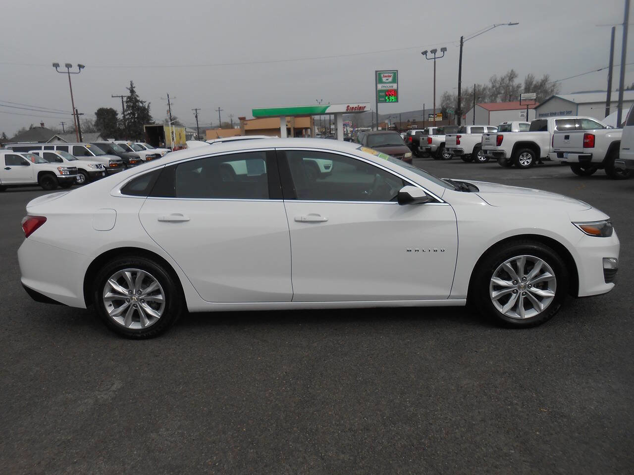 Used 2022 Chevrolet Malibu LT FWD image 2