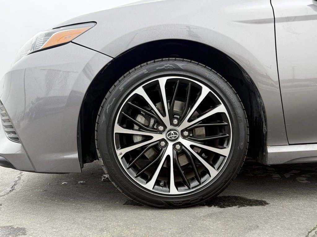 Used 2018 Toyota Camry SE image 4