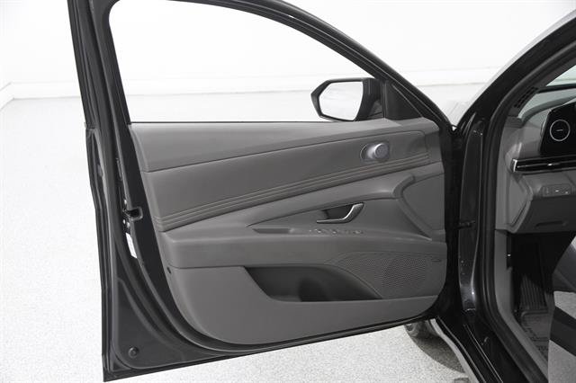 Used 2021 Hyundai Elantra SEL w/ Convenience + Premium Package FWD image 4