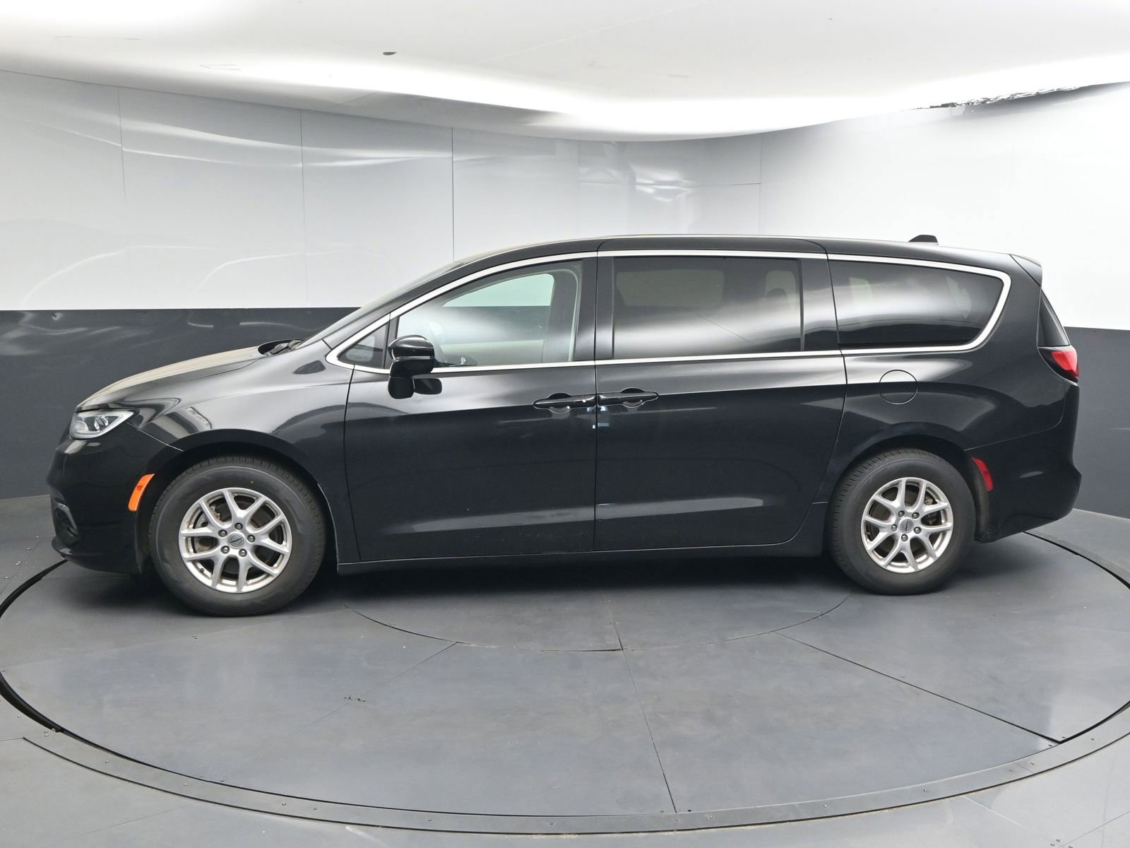 Used 2023 Chrysler Pacifica Touring-L image 4