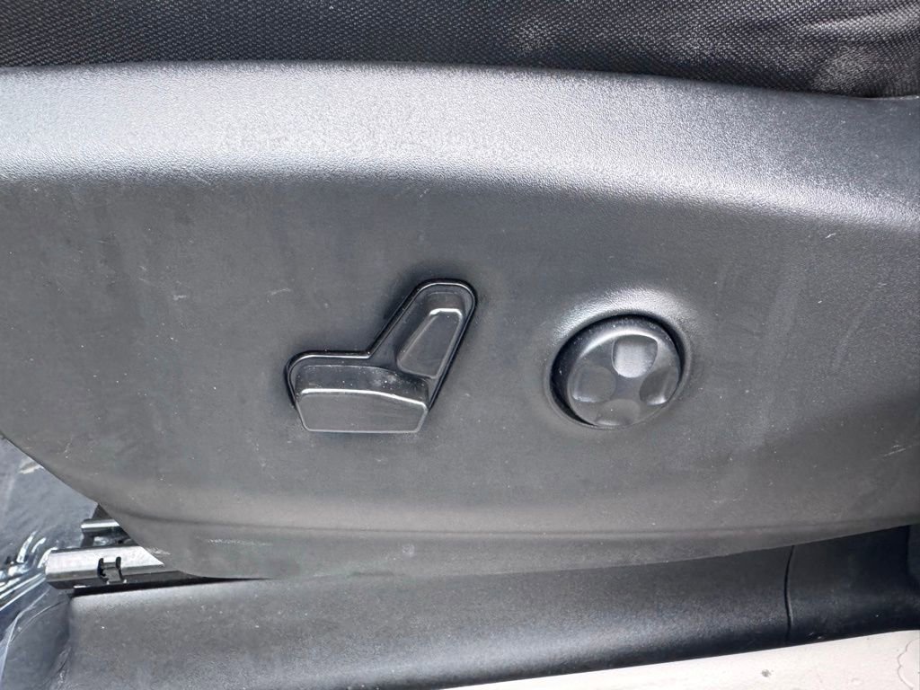 Used 2023 Chrysler Voyager LX FWD image 10