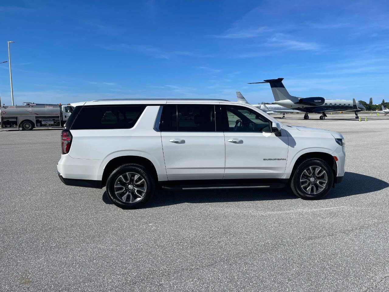 Used 2022 Chevrolet Suburban LT w/ Luxury Package RWD image 18