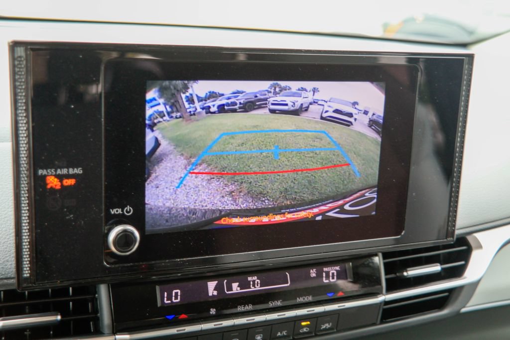 Used 2026 Toyota Sienna LE FWD image 5