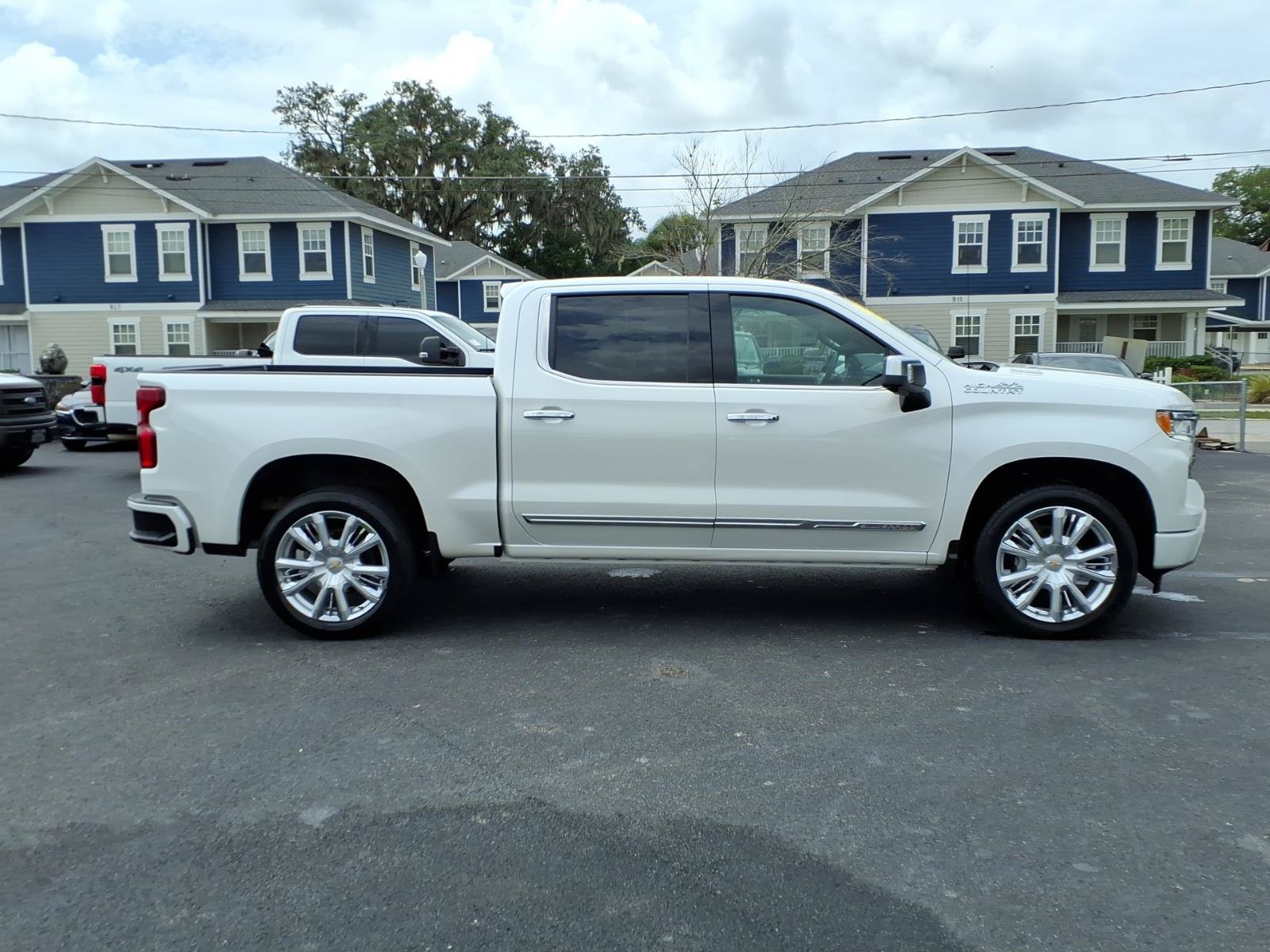 Used 2024 Chevrolet Silverado 1500 High Country w/ Technology Package AWD/4WD image 6