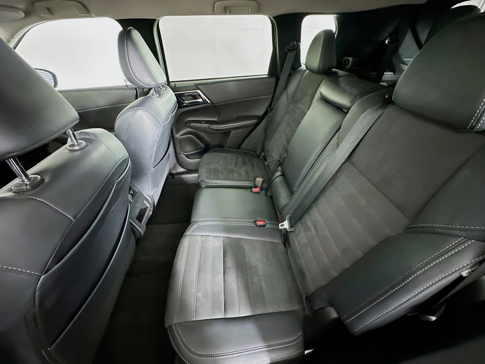 Used 2024 Mitsubishi Outlander SE image 28