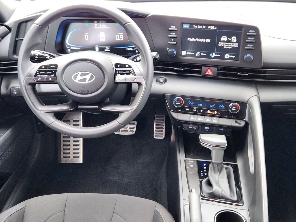 Used 2025 Hyundai Elantra Sport image 25