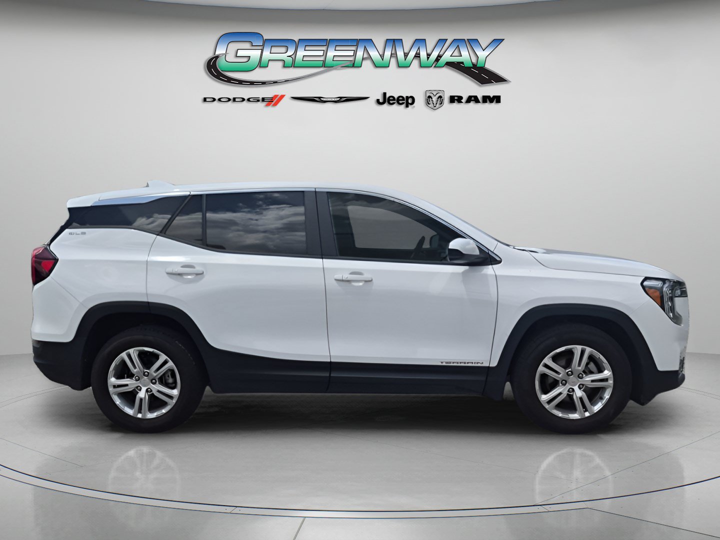 Used 2024 GMC Terrain SLE FWD image 4