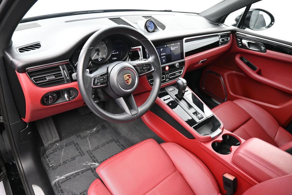 Certified 2023 Porsche Macan S AWD/4WD image 4