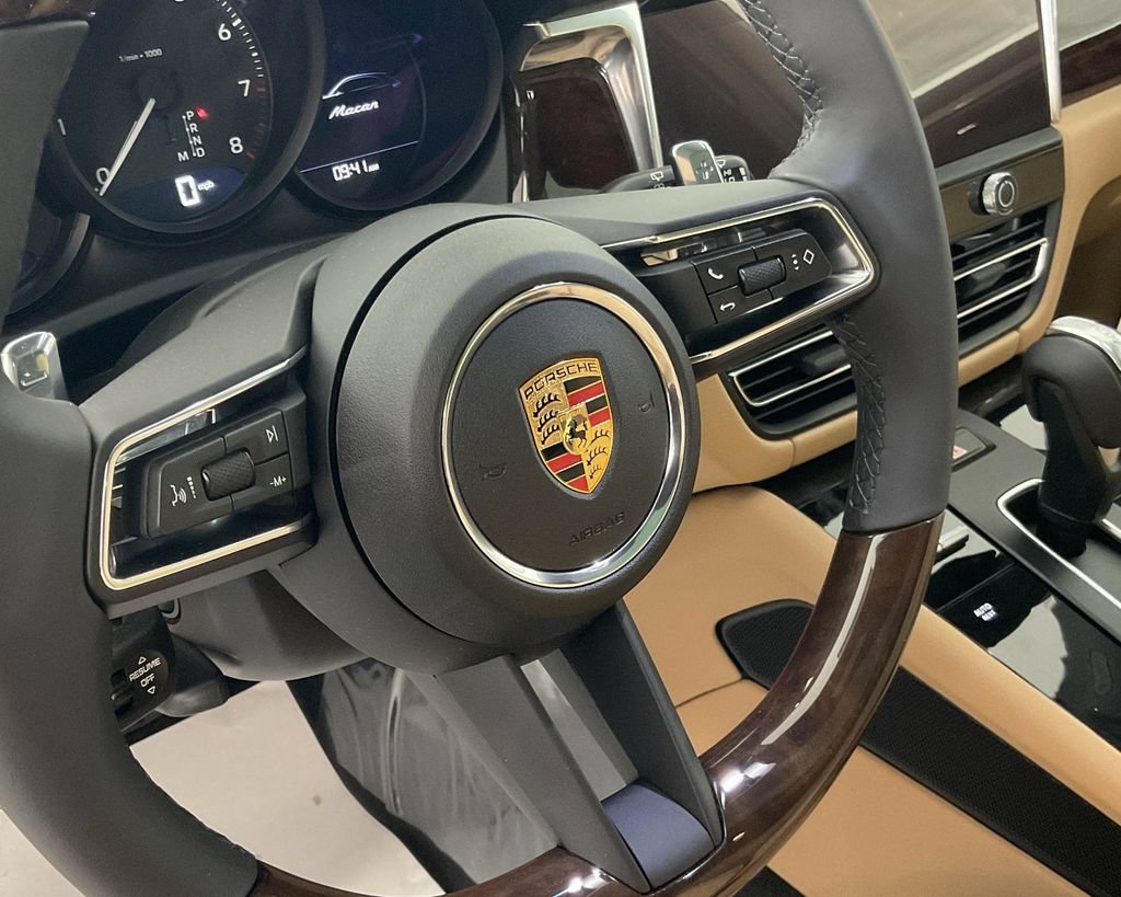 Certified 2025 Porsche Macan AWD/4WD image 18