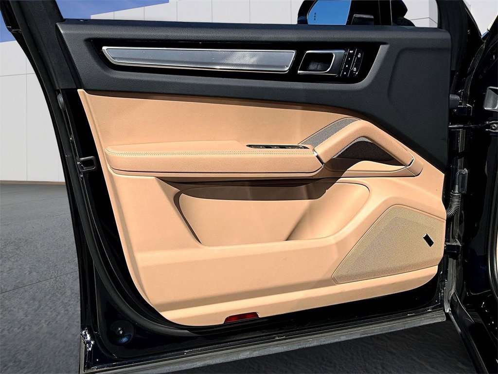 Used 2023 Porsche Cayenne Platinum Edition image 19