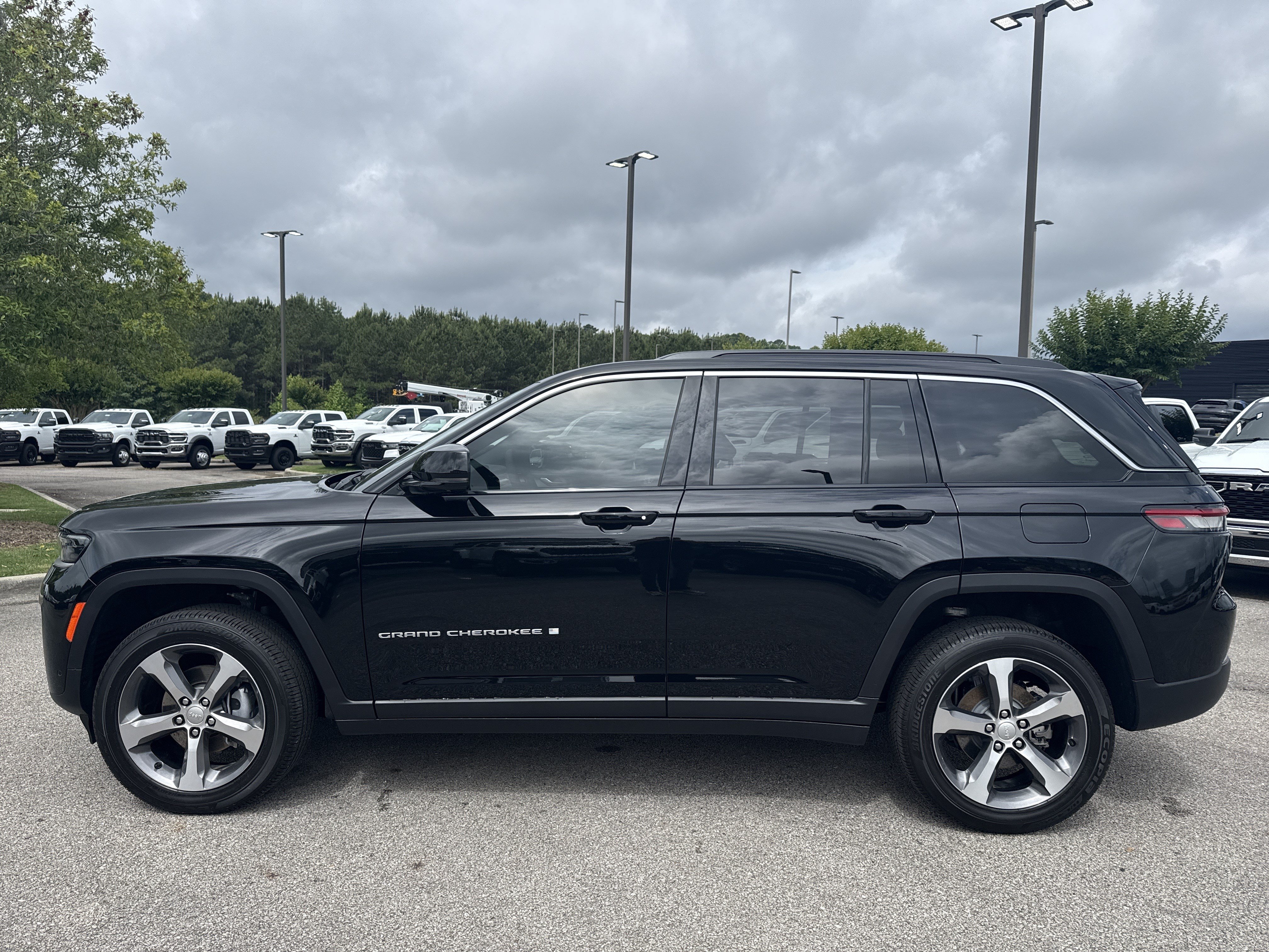 New 2026 Jeep Grand Cherokee Limited w/ Luxury Tech Group II RWD image 4