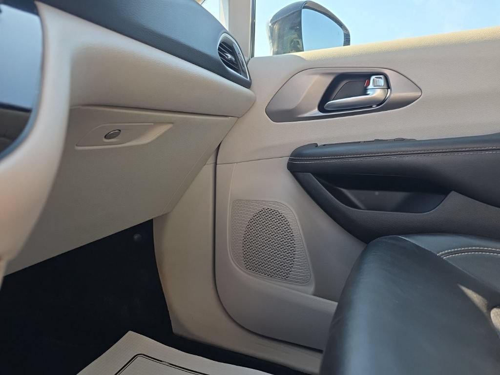 Used 2024 Chrysler Pacifica Touring-L FWD image 17