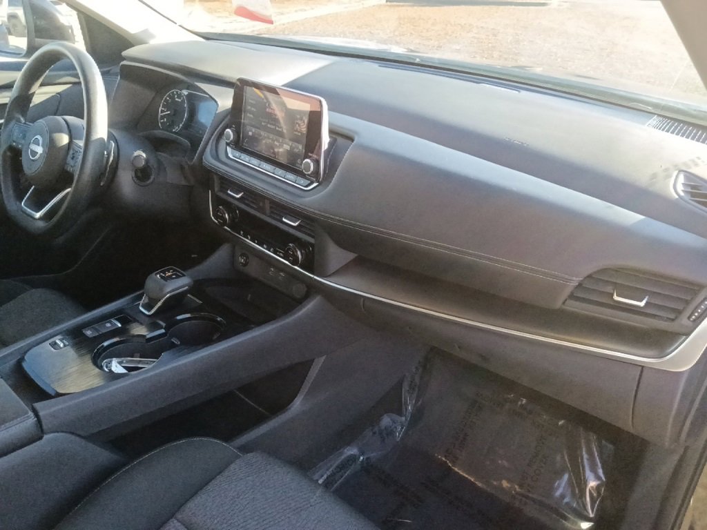 Used 2024 Nissan Rogue SV image 32