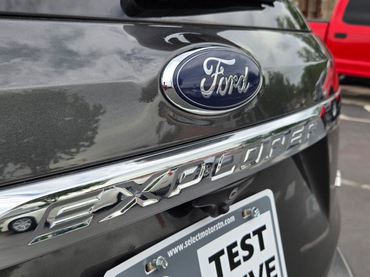 Used 2017 Ford Explorer XLT w/ Equipment Group 202A image 9