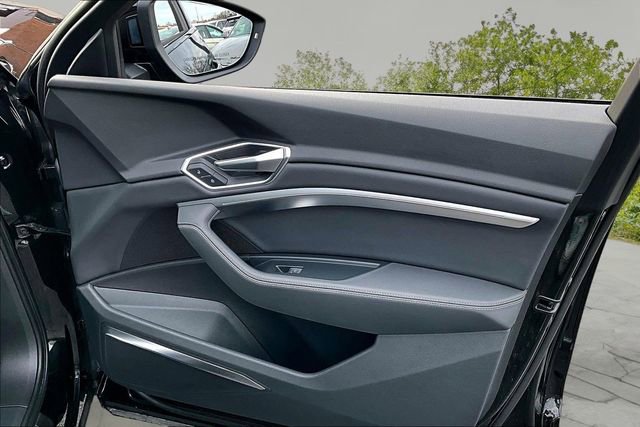 Used 2021 Audi e-tron Premium Plus w/ Premium Plus Package image 22