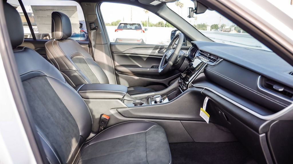 New 2025 Jeep Grand Cherokee Altitude image 18