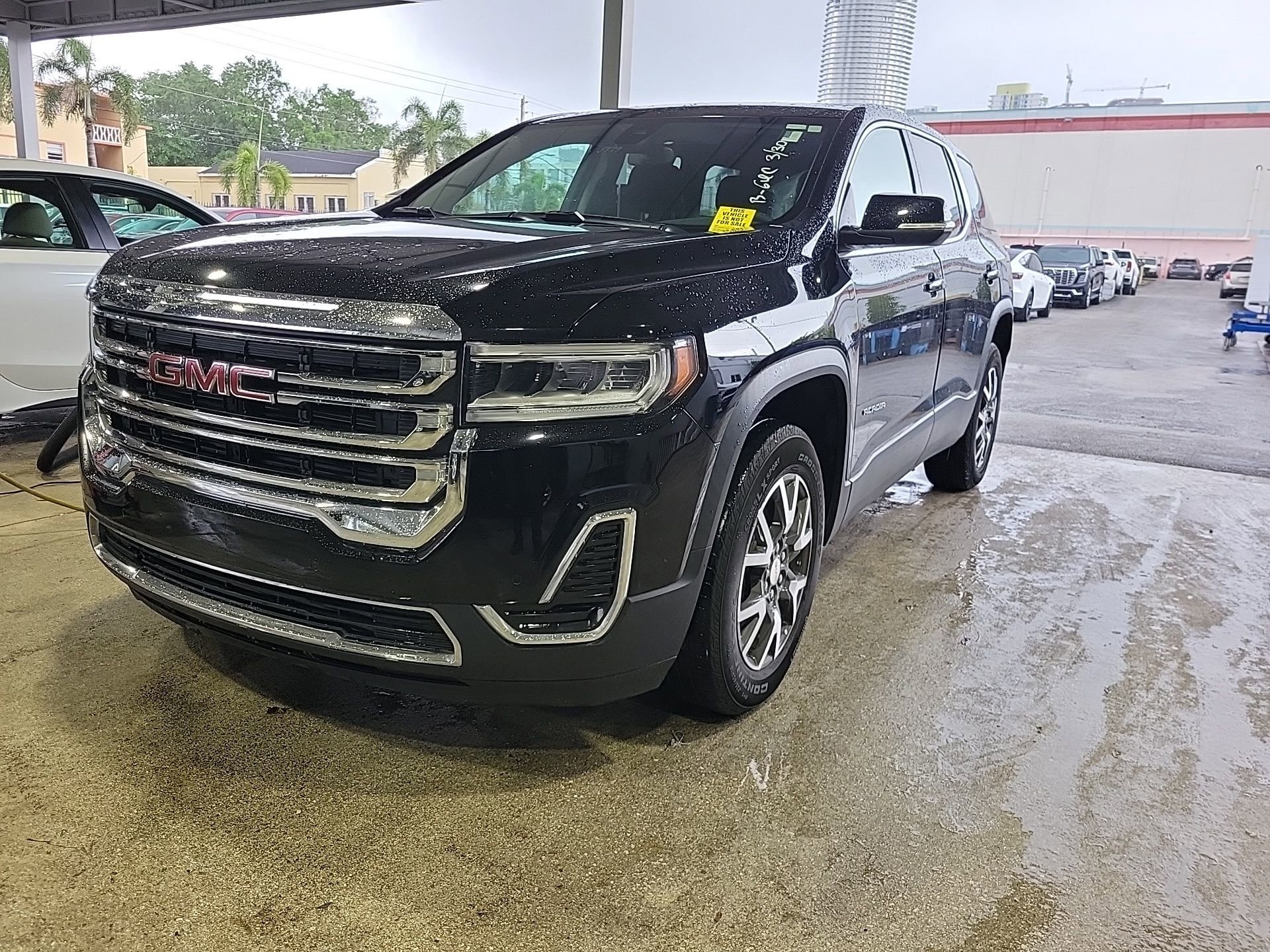 Used 2023 GMC Acadia SLE image 2