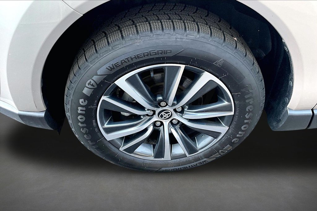 Used 2022 Toyota Venza LE AWD/4WD image 32