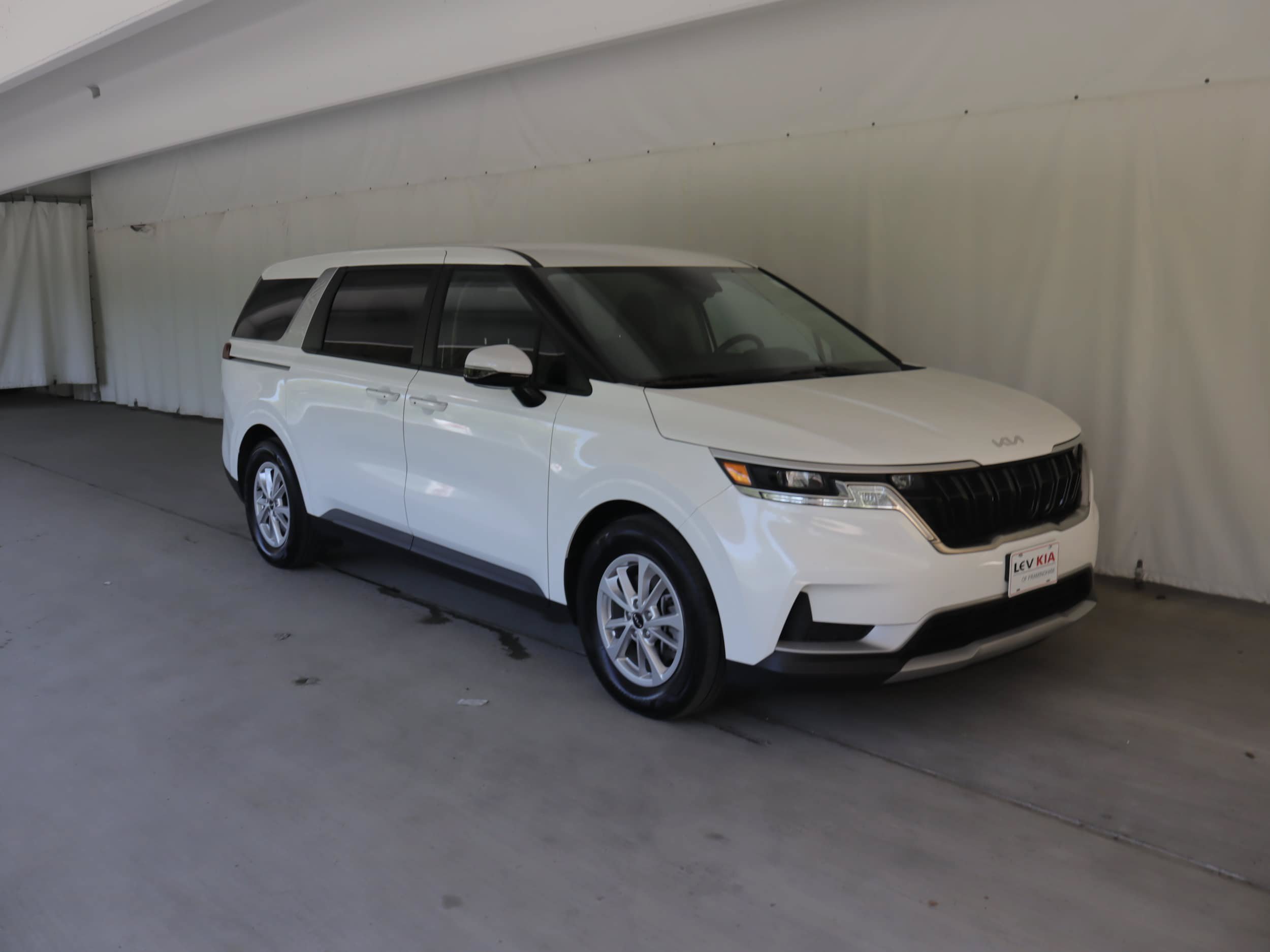 Used 2024 Kia Carnival LX FWD image 1