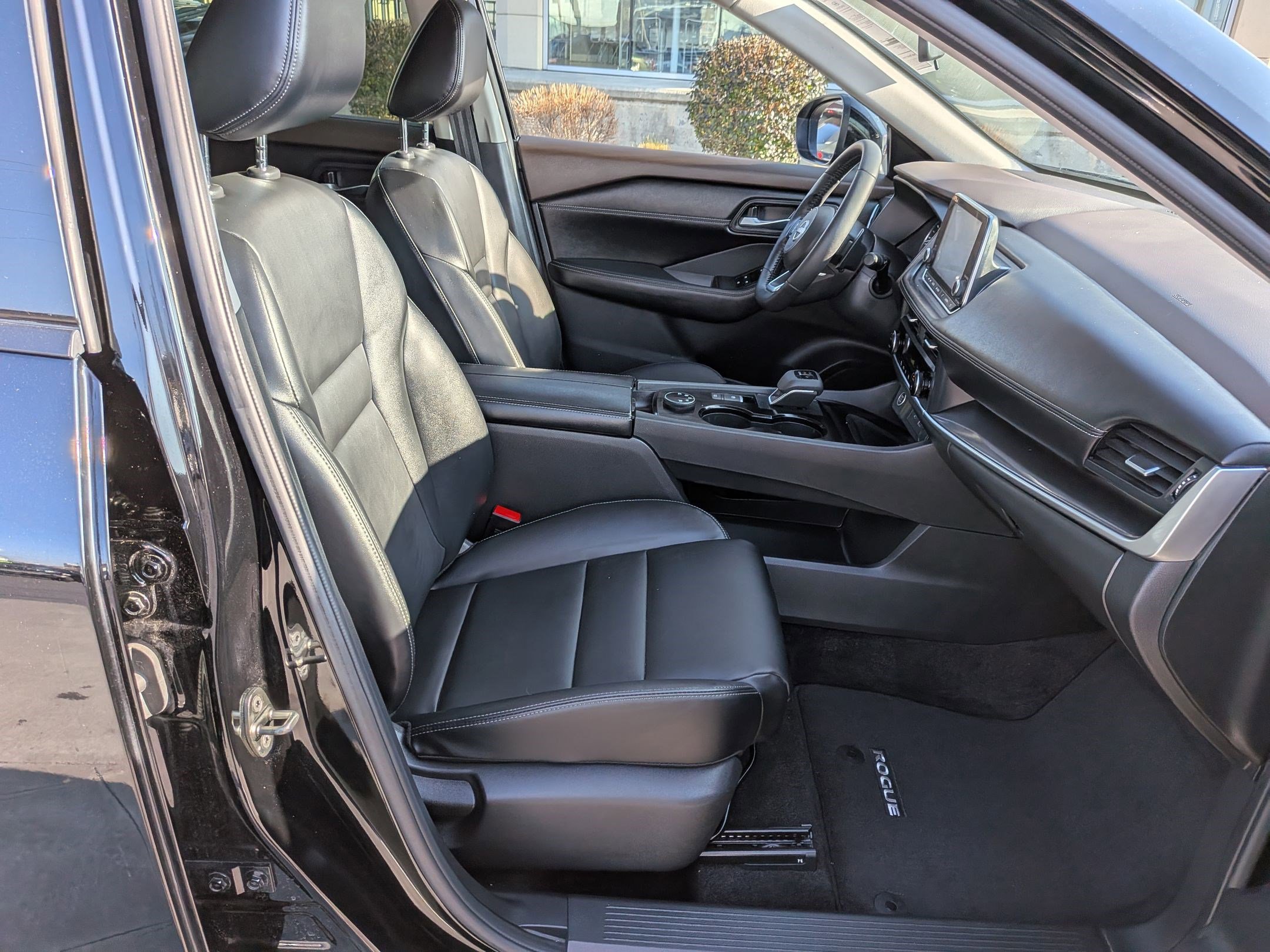 Used 2023 Nissan Rogue SV w/ SV Premium B Package image 34