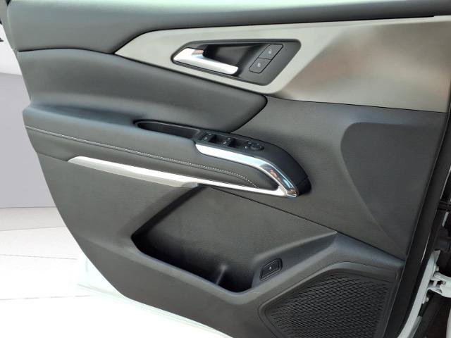 Used 2025 Chevrolet Traverse LT w/ Midnight/Sport Edition FWD image 17
