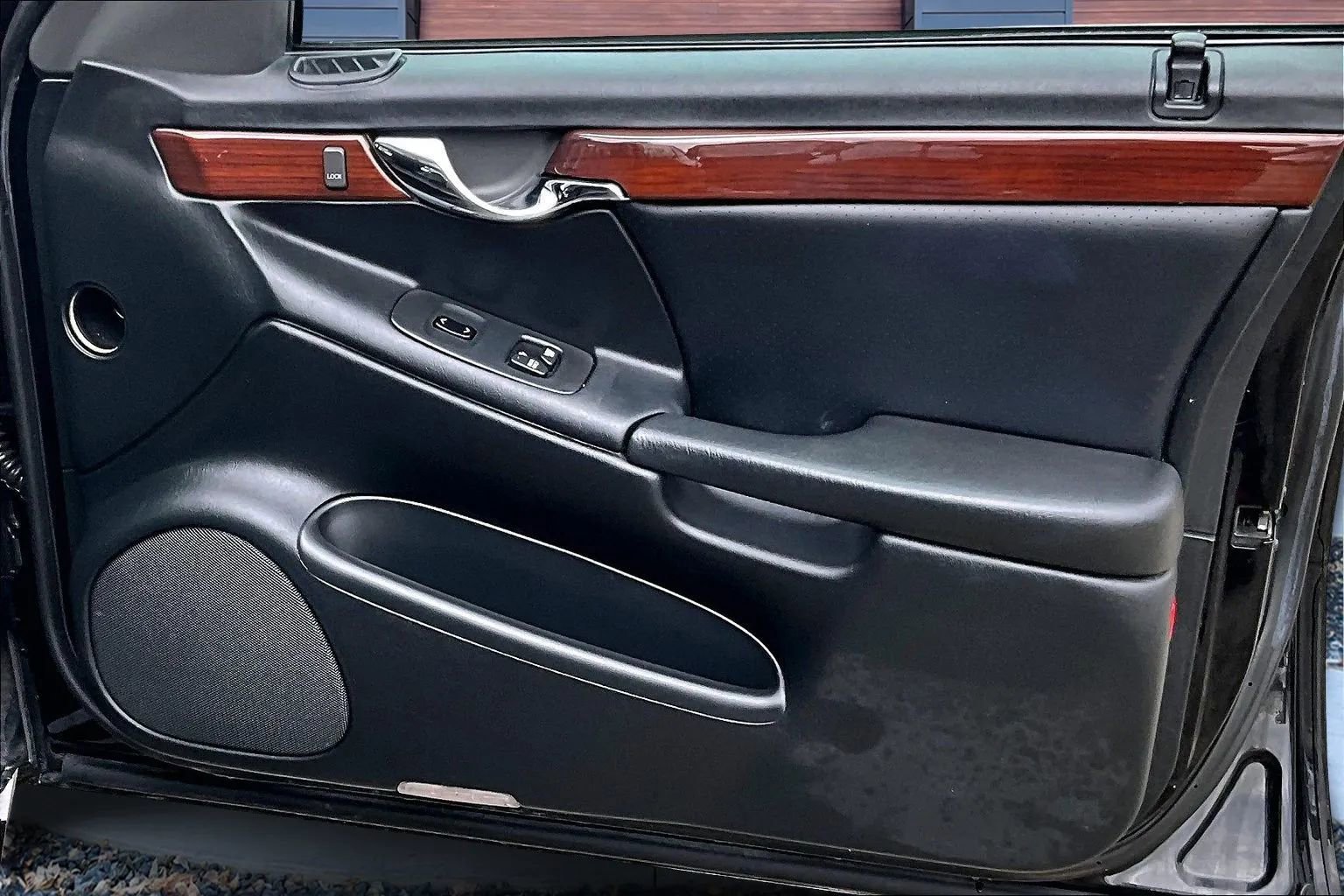 Used 2002 Cadillac De Ville DTS w/ Premium Equipment Pkg image 22