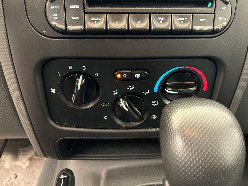 Used 2007 Jeep Liberty Sport AWD/4WD image 15