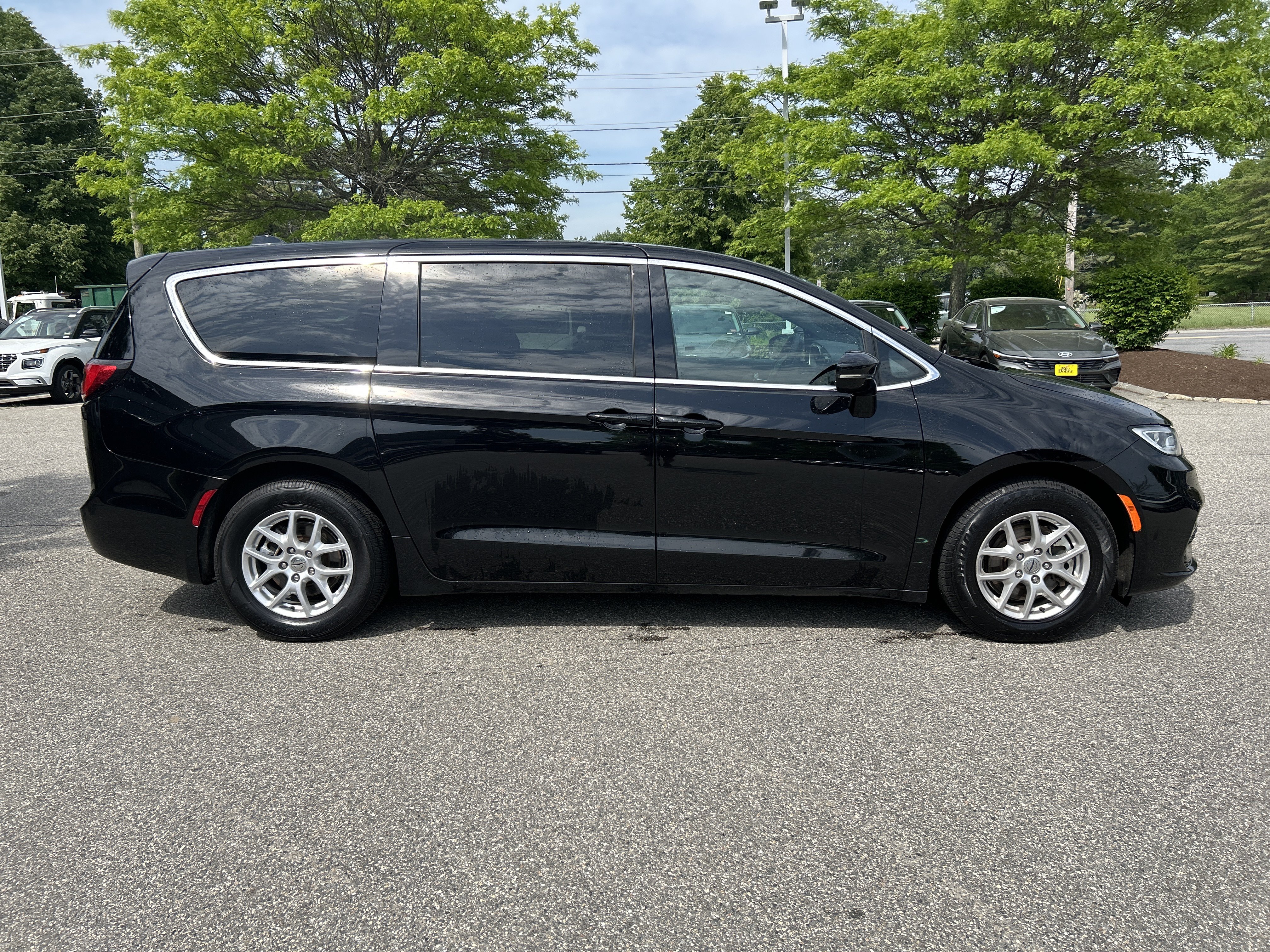 Used 2025 Chrysler Pacifica Select FWD image 4