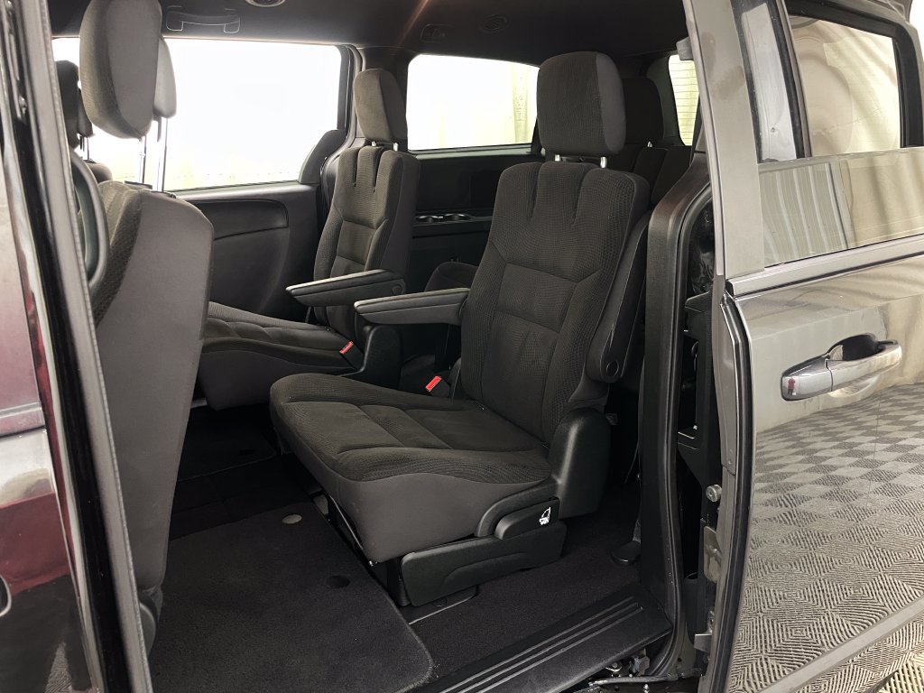 Used 2018 Dodge Grand Caravan SE FWD image 40