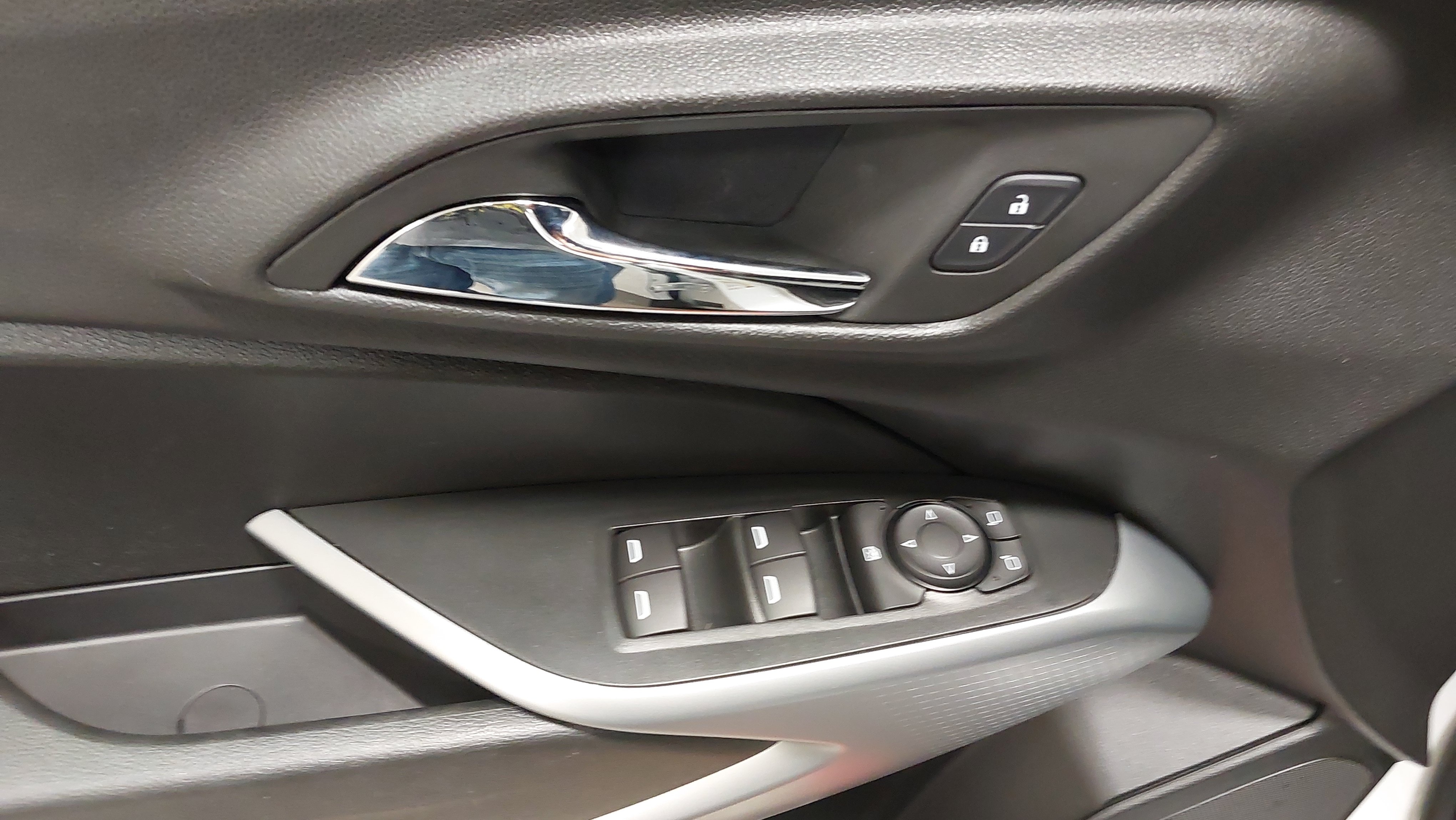 Certified 2024 Chevrolet Trax RS FWD image 25