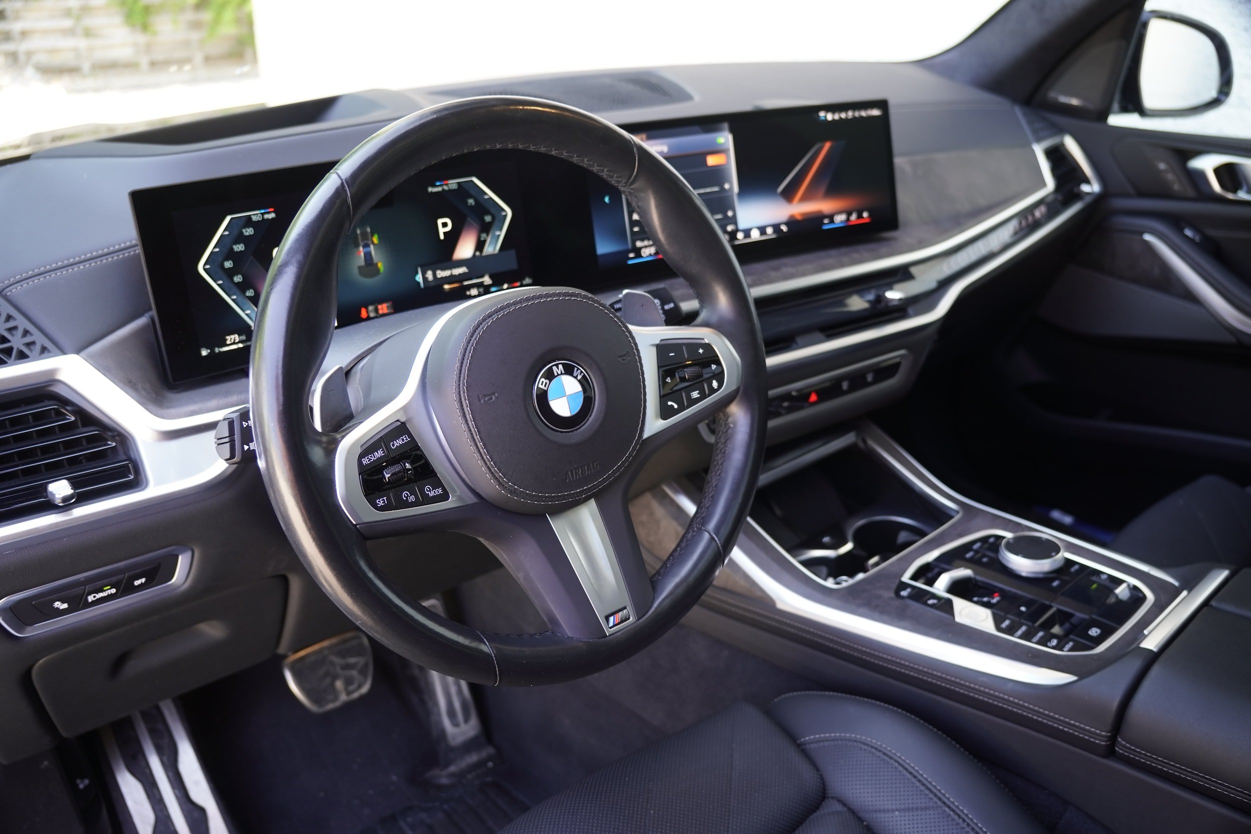 Used 2024 BMW X7 xDrive40i w/ M Sport Package AWD/4WD image 3