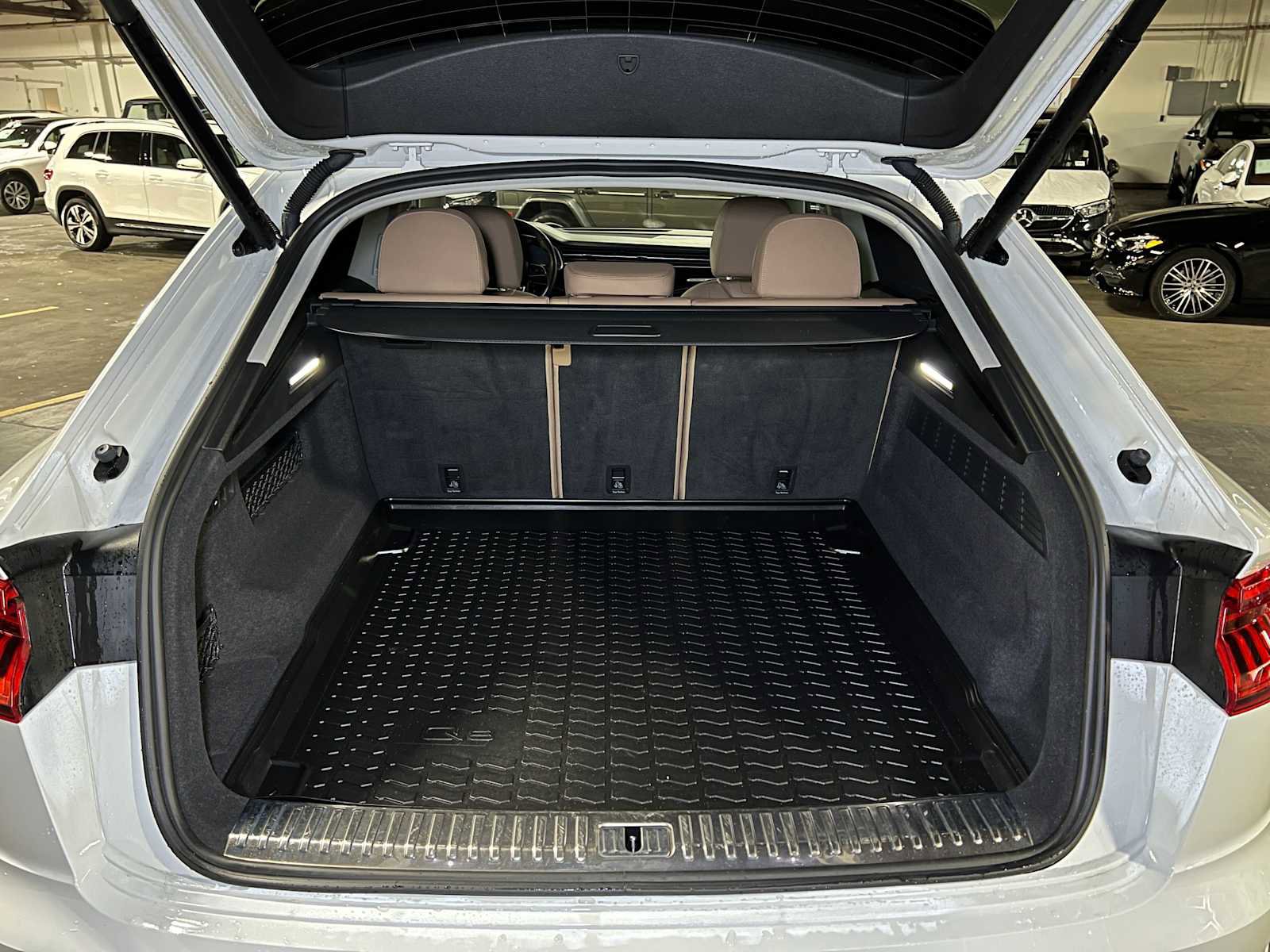 Used 2022 Audi Q8 Prestige image 16