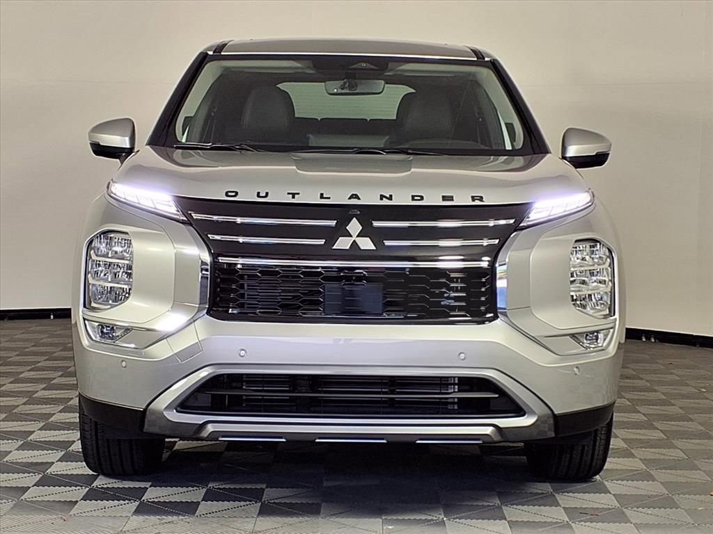 Used 2025 Mitsubishi Outlander SE image 2