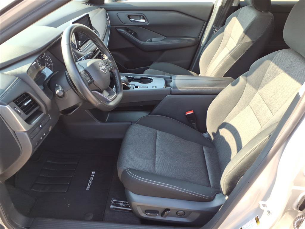 Used 2025 Nissan Rogue SV FWD image 12