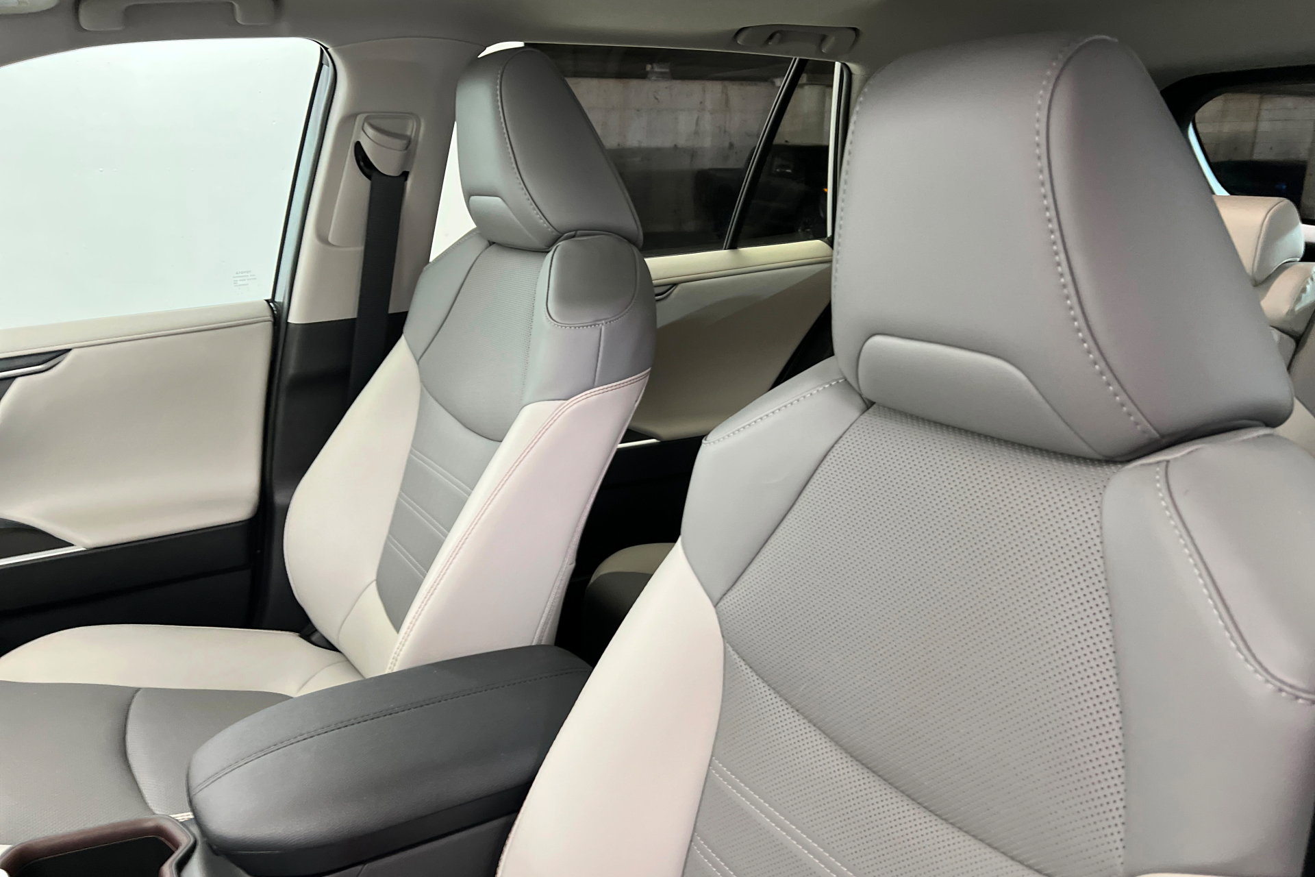 Used 2025 Toyota RAV4 Limited w/ Advanced Technology Package image 17