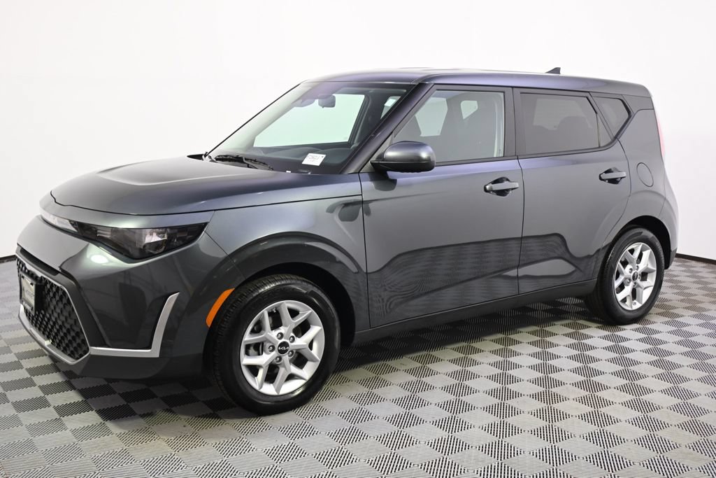 Used 2025 Kia Soul LX w/ LX Technology Package FWD image 2