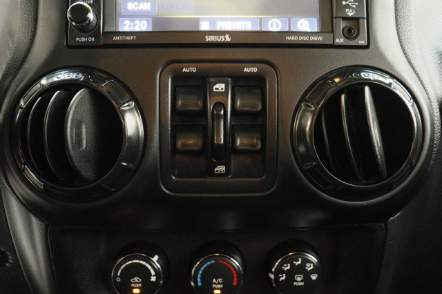 Used 2017 Jeep Wrangler Unlimited Sahara AWD/4WD image 16