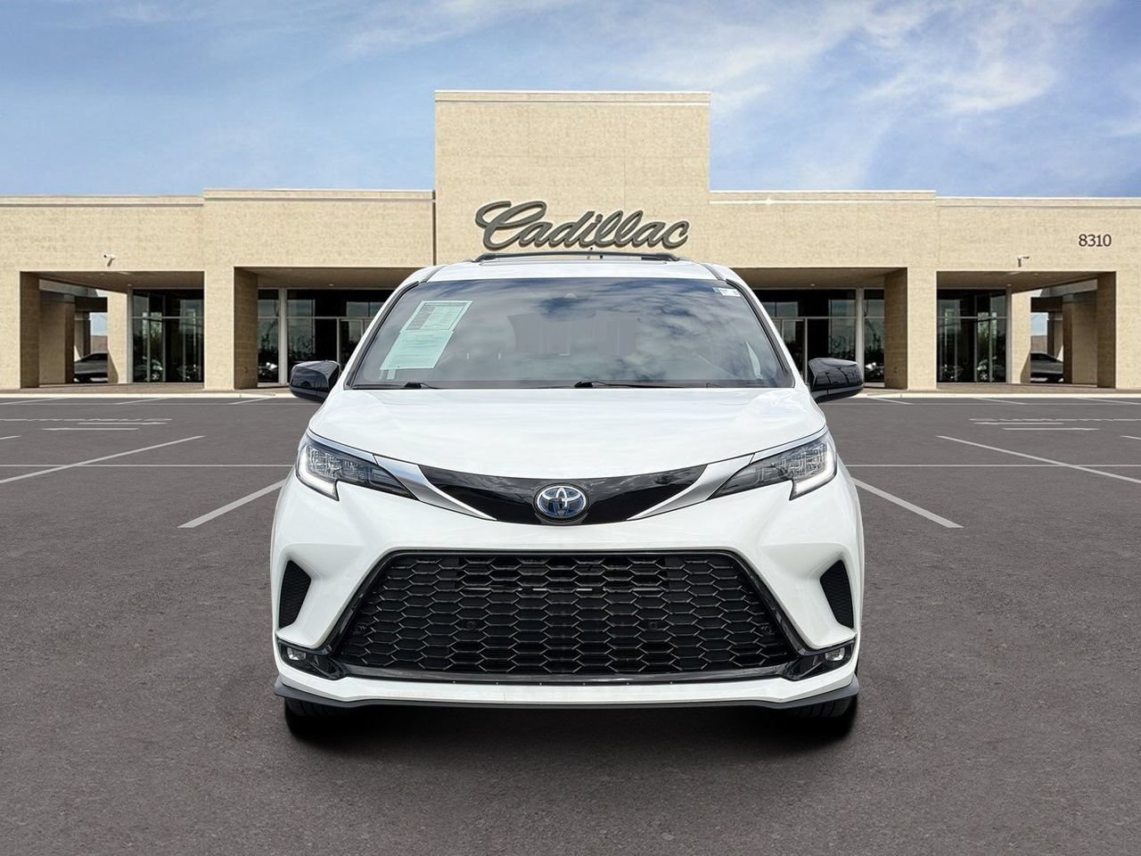 Used 2022 Toyota Sienna XSE w/ XSE Plus Package AWD/4WD image 2