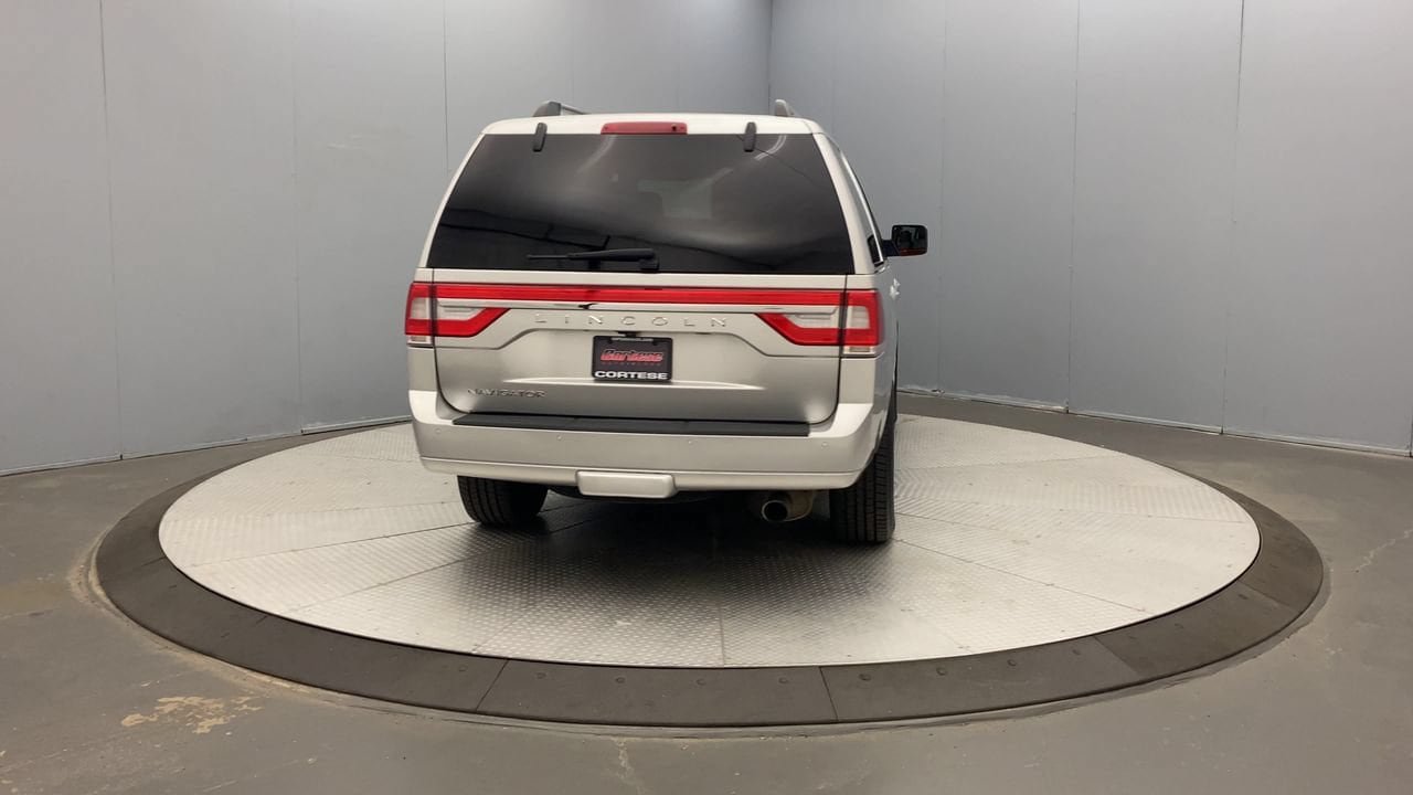 Used 2017 Lincoln Navigator Select AWD/4WD image 4