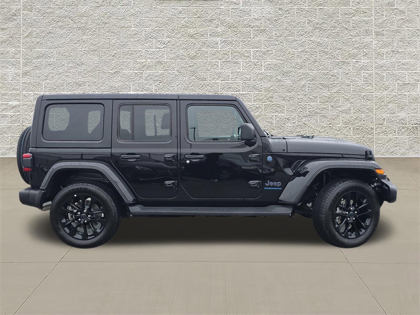 Used 2025 Jeep Wrangler Sahara image 8