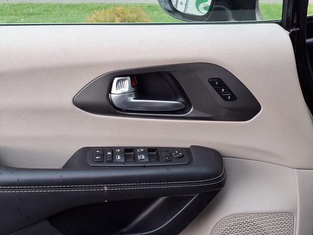 Used 2024 Chrysler Pacifica Touring-L FWD image 13