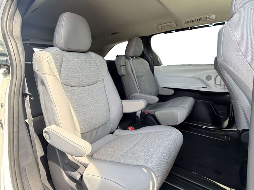 Used 2025 Toyota Sienna LE w/ LE Plus Package image 18