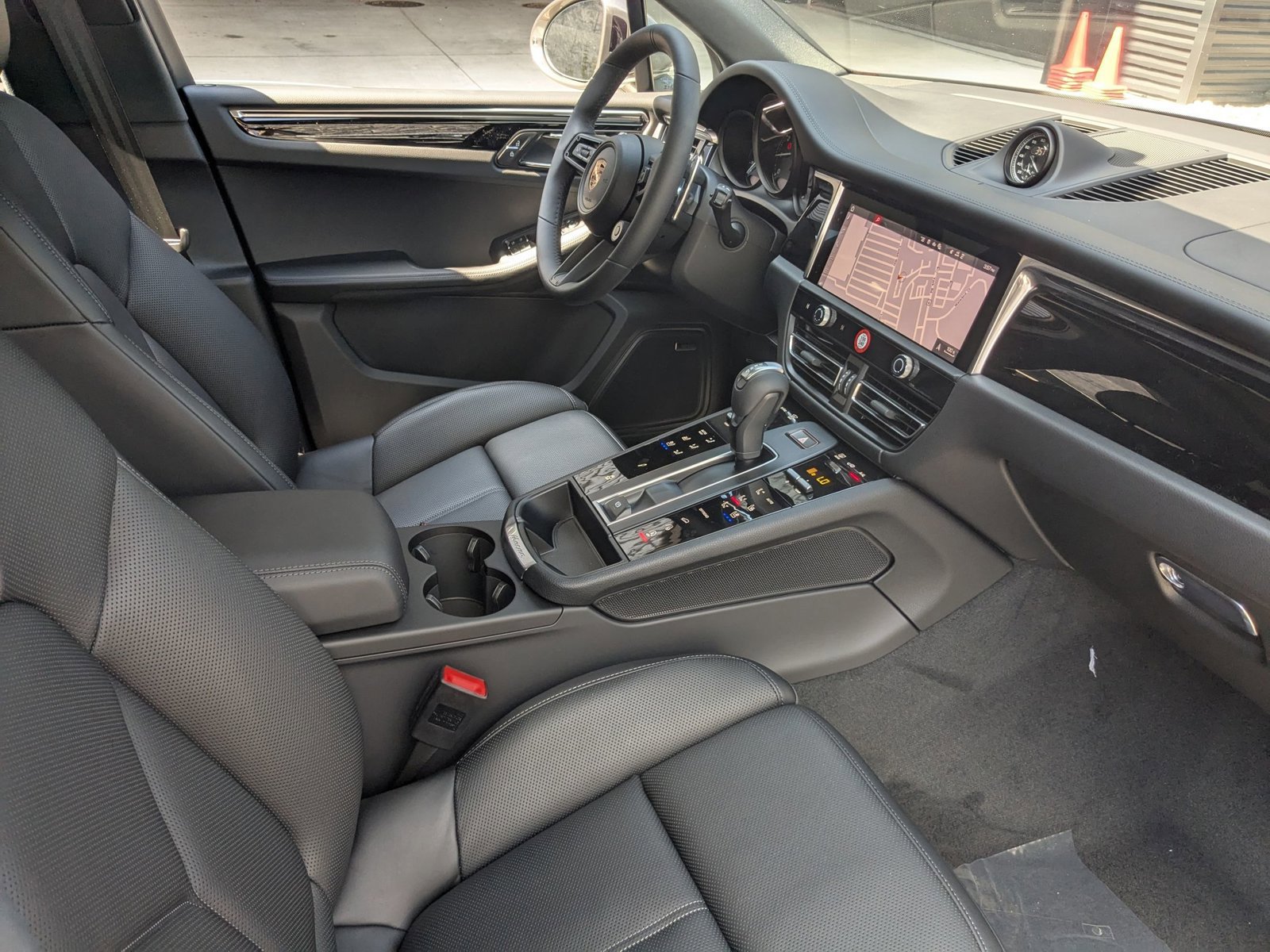 Certified 2025 Porsche Macan Turbo image 27