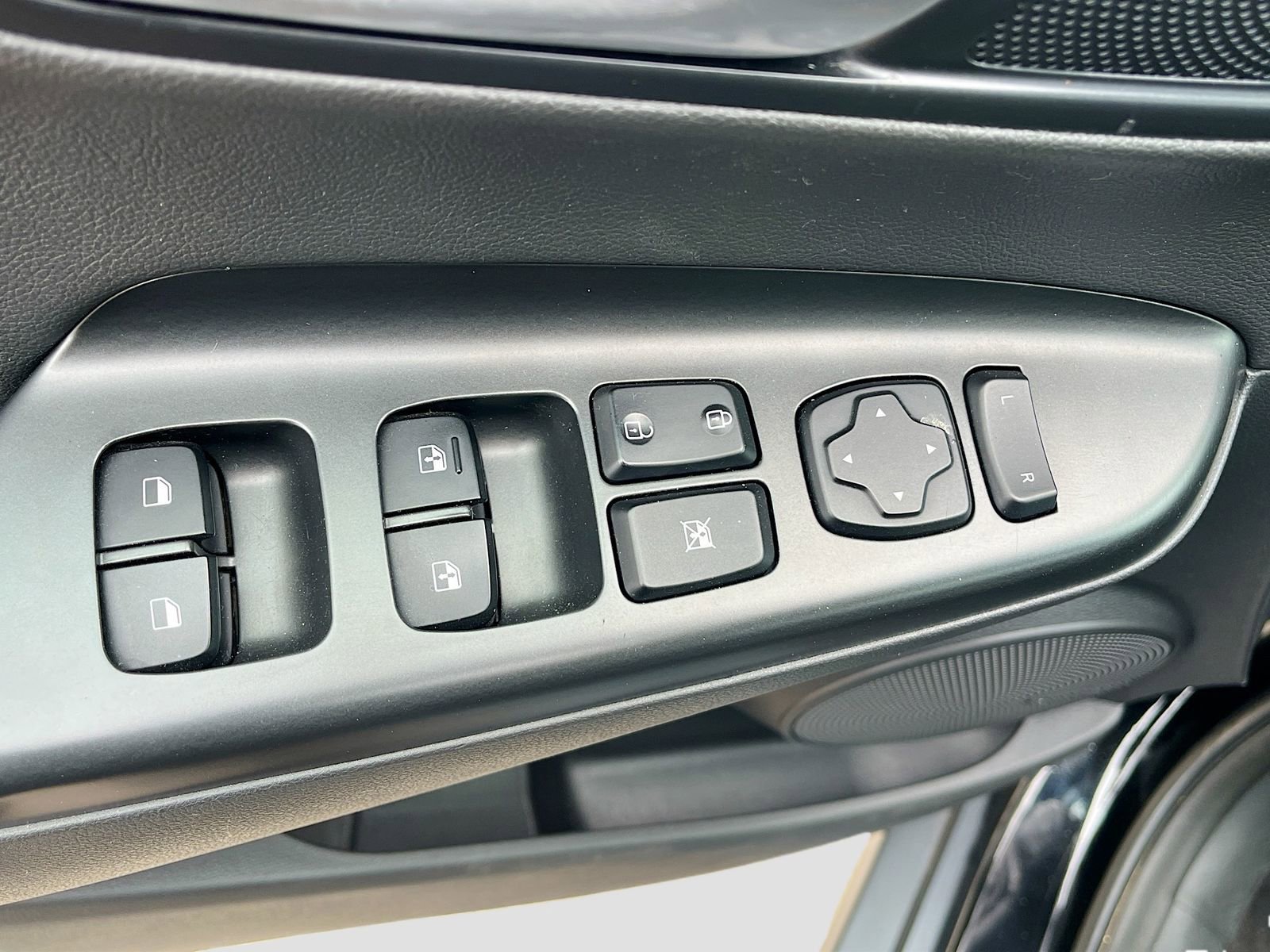 Used 2023 Hyundai Kona Limited w/ Cargo Package FWD image 18