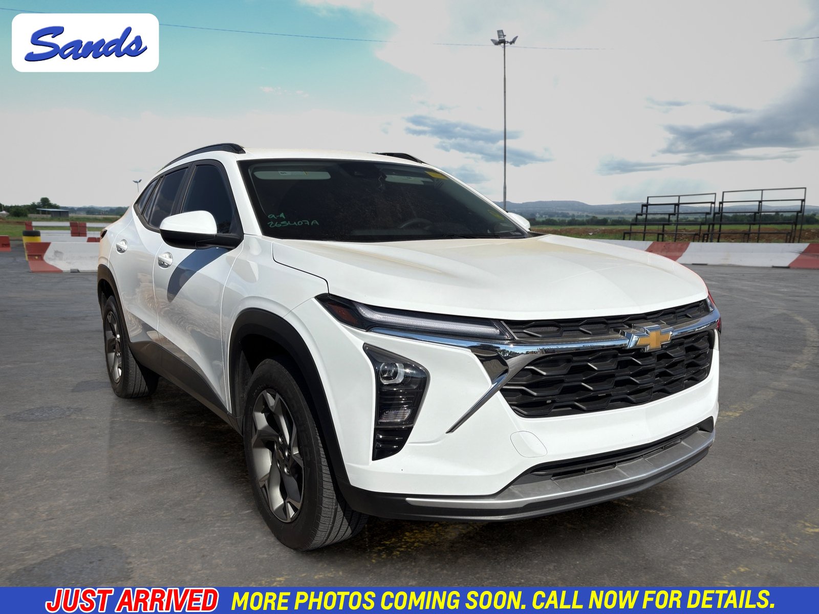 Used 2025 Chevrolet Trax LT FWD image 1